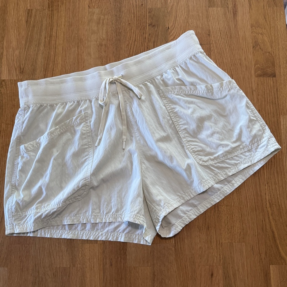 CALIA By Carrie Underwood Cream Crinkle Patch Pocket Shorts Style WAX14213